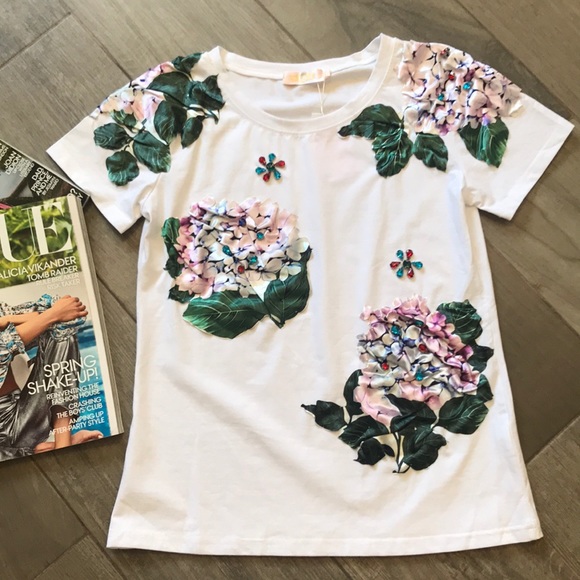 💎White shirt with floral patches and jewels 💎 - Picture 2 of 8